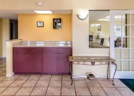 Rodeway Inn & Suites Hwy 290 NW 2
