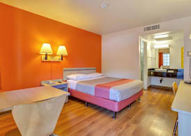 Super 8 by Wyndham Santa Rosa North 4