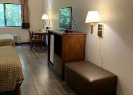 Days Inn by Wyndham Topeka 3