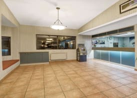 Super 8 by Wyndham Niagara Falls North 2