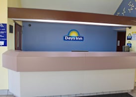 Days Inn by Wyndham Blue Springs 2