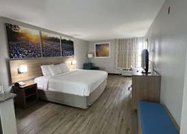 Days Inn by Wyndham Dallas Plano 4