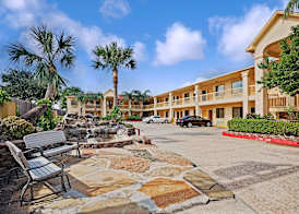 Super 8 by Wyndham Houston Hobby Airport South 2