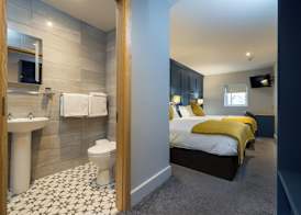 Ewings Bar & Self-Catering Accommodation 3