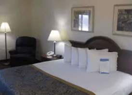 LakeWood Inn & Suites 4