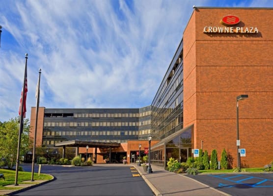Crowne Plaza EDISON by IHG 1