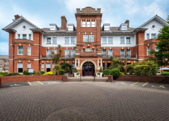 Holiday Inn FARNBOROUGH by IHG 1