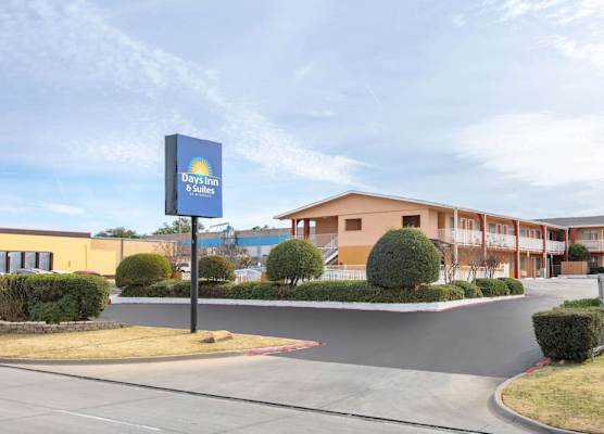 Days Inn & Suites by Wyndham Arlington Near Six Flags 1