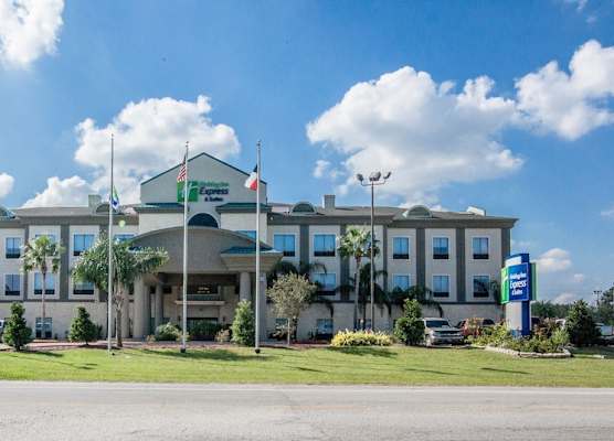 Holiday Inn Express & Suites HOUSTON-ALVIN by IHG 1