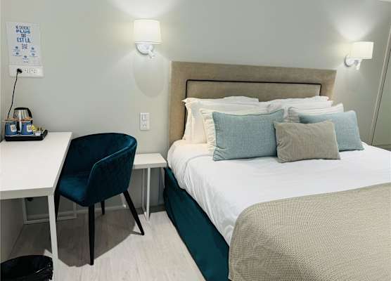Kyriad Saumur Hyper Centre Hôtel, Appartements, Séminaires et SPA soins Sothys Paris 1
