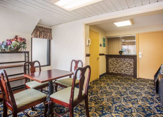 Howard Johnson by Wyndham College Park 1