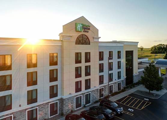 Holiday Inn Express & Suites BATAVIA - DARIEN LAKE by IHG 1