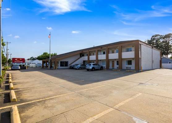 Econo Lodge Little Creek 1