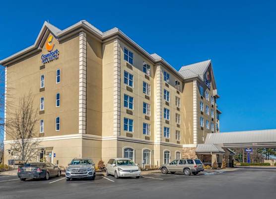 Comfort Inn & Suites near Six Flags 1