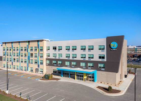 Tru by Hilton Naperville 1