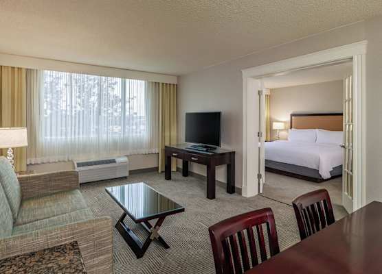 Holiday Inn & Suites BOSTON-PEABODY by IHG 1