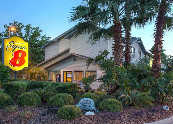Super-8-Gainesville-I-75-Hospital-University-Area 1