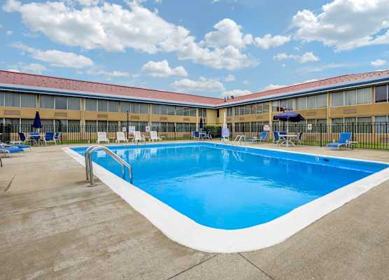 Econo Lodge Inn & Suites Triadelphia - Wheeling 1