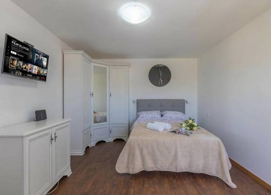 1BR Seafront Apartment Sanja Karlobag 1