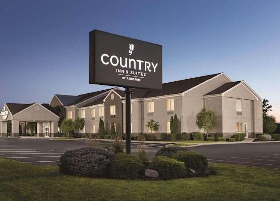 Country Inn & Suites by Radisson, Port Clinton, OH 1