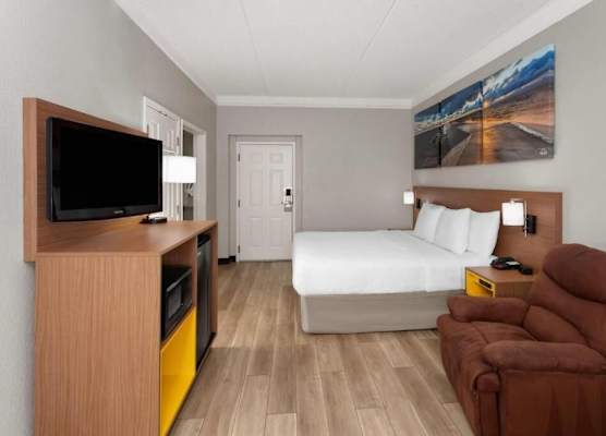 Days Inn & Suites by Wyndham Arlington Heights 1