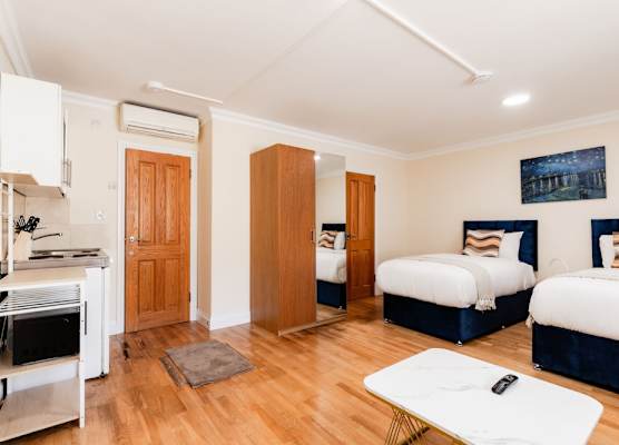 Warm Apartments in Queensway 1