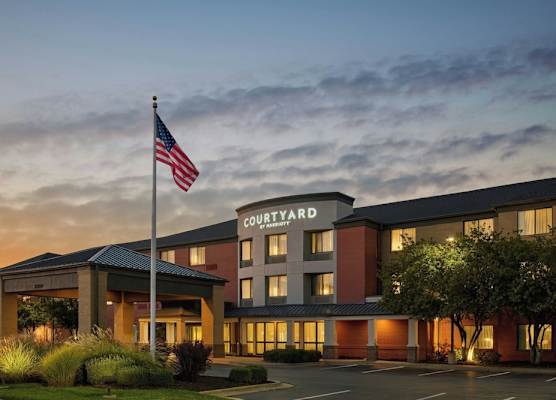 Courtyard by Marriott Kansas City Shawnee 1