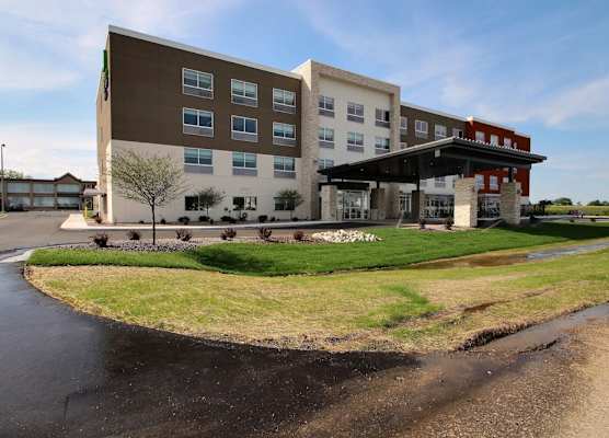 Holiday Inn Express & Suites FOND DU LAC by IHG 1
