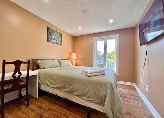 Cozy Home Near Transit & Hillcrest Mall with Free Parking 1