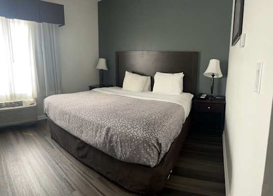 Econo Lodge & Suites Grand Rapids Airport 1