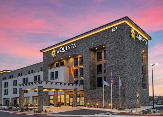 La Quinta Inn and Suites by Wyndham Lincoln 1