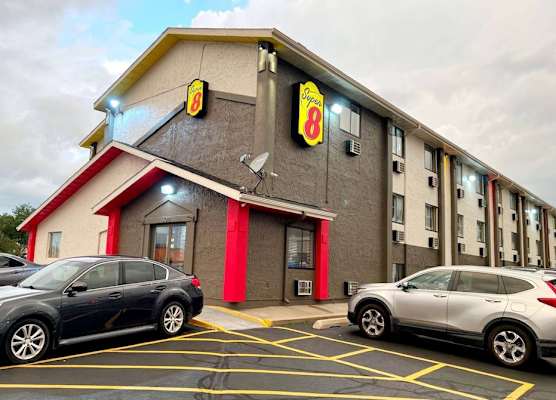 Super 8 by Wyndham Cedar Rapids 1