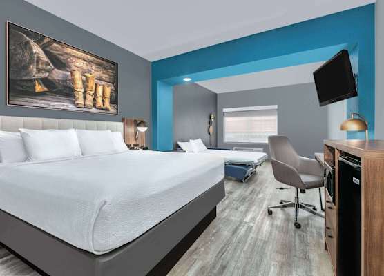 La Quinta Inn & Suites by Wyndham Decatur 1