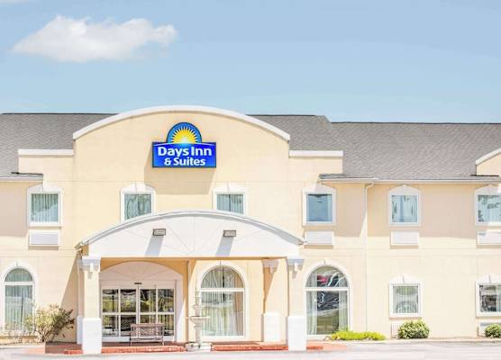 Days Inn & Suites by Wyndham Swainsboro 1