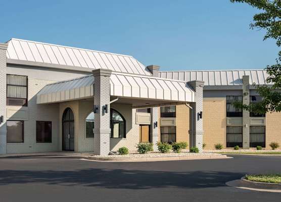 Days Inn & Suites by Wyndham Merrillville 1