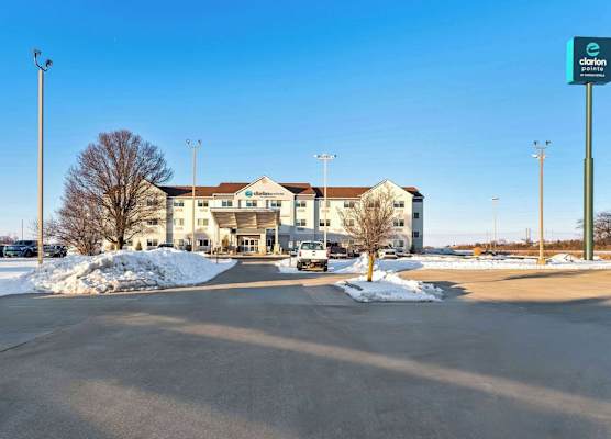 Clarion Pointe Mattoon near University 1