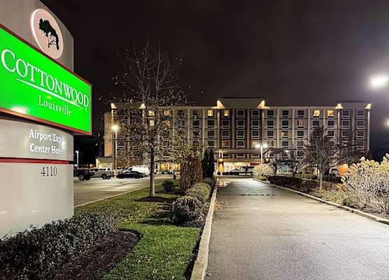 Cottonwood Airport & Expo Hotel Louisville 1