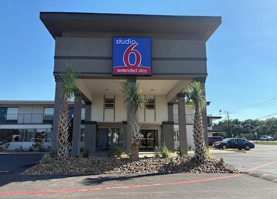 Studio 6 Alvin, TX 1