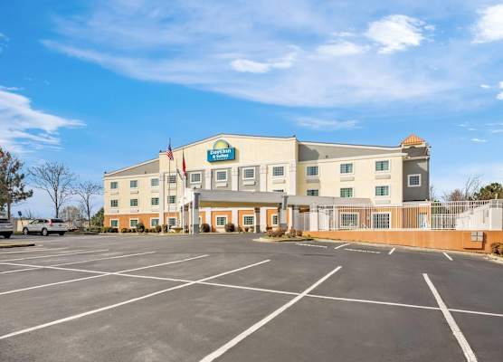 Days Inn & Suites by Wyndham Union City 1