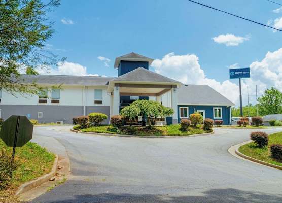 Clarion Pointe-Dillard near Blue Ridge Mountains 1