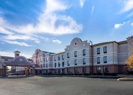 Comfort Inn & Suites Airport-American Way 1