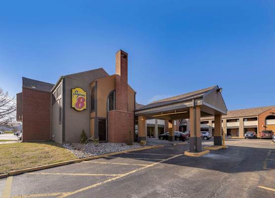 Super 8 by Wyndham Kansas City Airport North 1