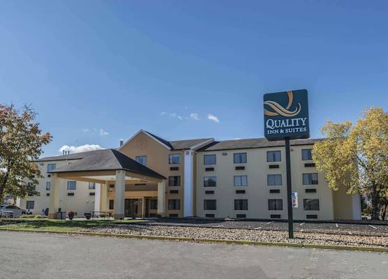 Quality Inn & Suites Pittsburgh Harmarville 1