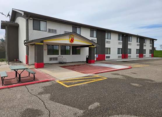 Super 8 by Wyndham Austin MN 1