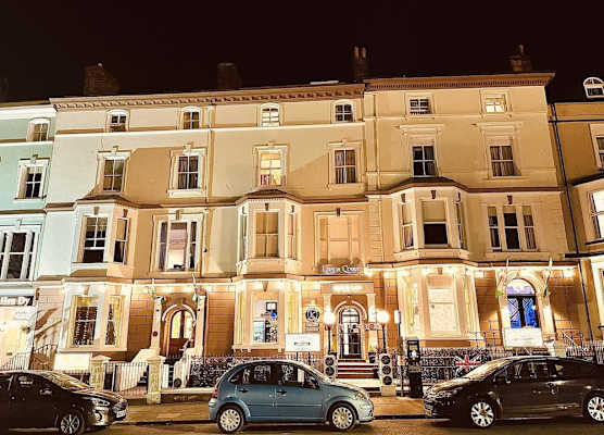 Lauriston & Lawton Court Hotel 1