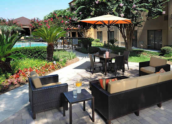 Courtyard by Marriott Houston Hobby Airport 1