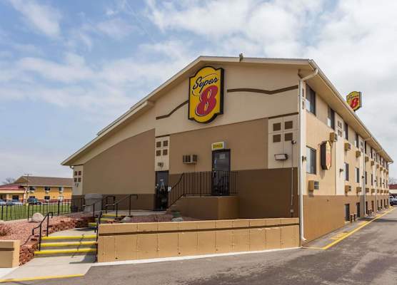 Super 8 by Wyndham Janesville 1