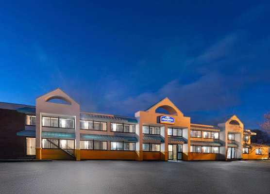 Howard Johnson by Wyndham Malden Boston Area 1