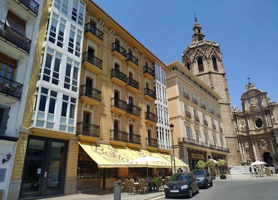 Flats Friends Plaza de la Reina 1