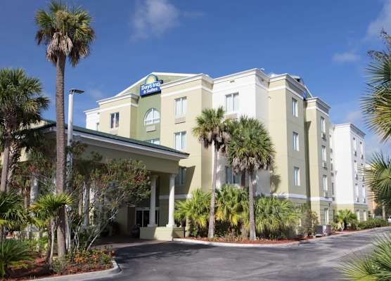 Days Inn & Suites by Wyndham Fort Pierce I-95 1